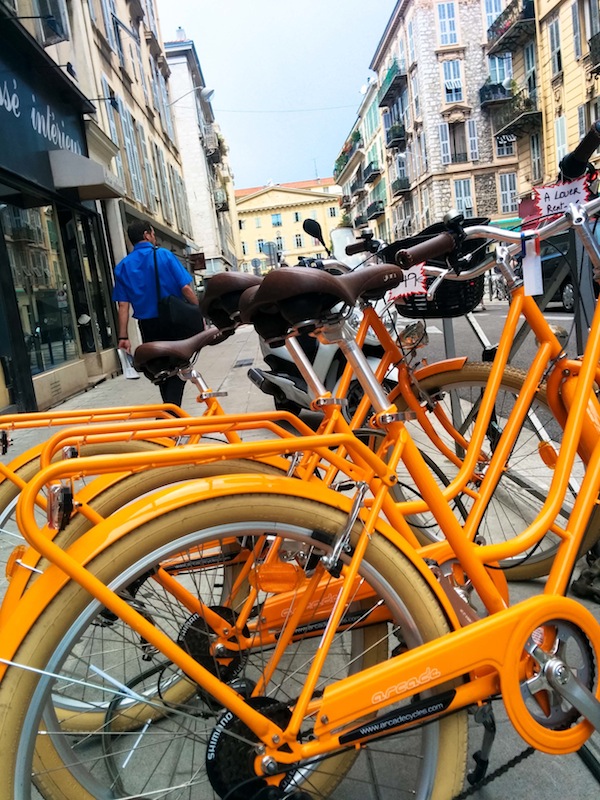  Biciclettas brightly coloured wheels 